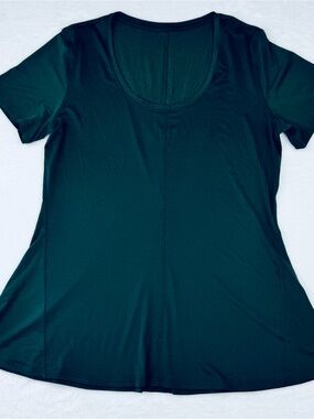 Lululemon Flowy Hem Short-Sleeve Shirt. Scoop neck. No size tag, maybe a size M?